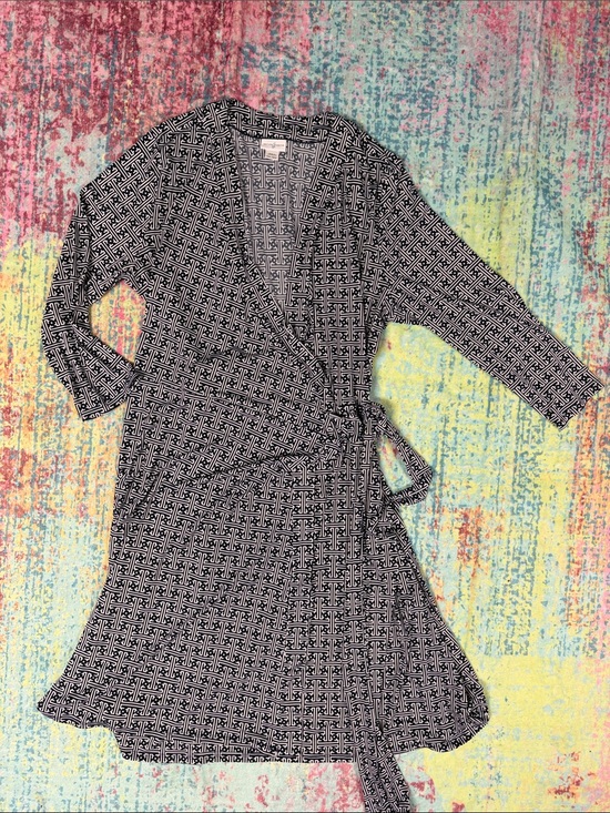 Jaclyn Smith Dresses & Skirts - 🇺🇸Jaclyn Smith Black and White Geometric Wrap Dress